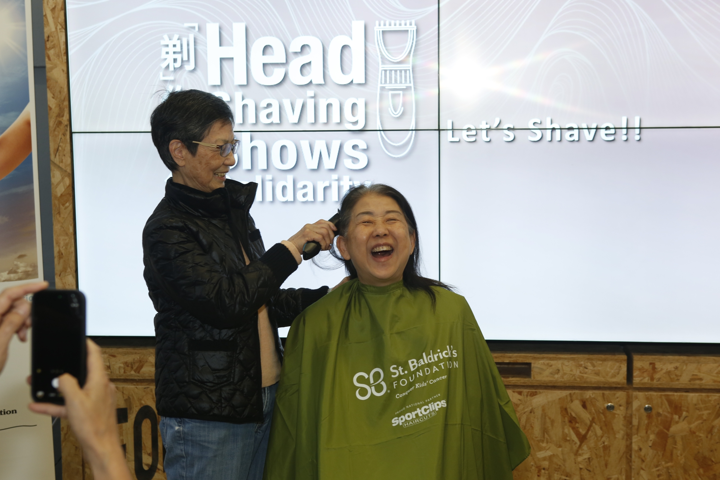 鄒女士的摯友為支持她,積極參與並協助展開「樂髮」行動。